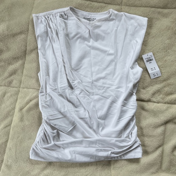 Abercrombie & Fitch Tops - Slim fitting shell top (perfect for a cute business casual work outfit!)